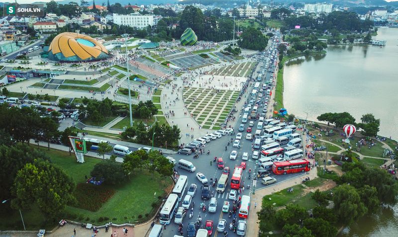Đ&Agrave; LẠT C&Oacute; C&Ograve;N MỘNG MƠ KHI XUẤT HIỆN Đ&Egrave;N XANH Đ&Egrave;N ĐỎ