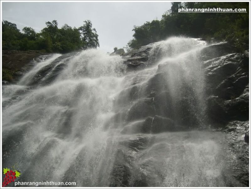 KH&Aacute;M PH&Aacute; VẺ ĐẸP H&Ugrave;NG VĨ CỦA TH&Aacute;C NƯỚC CHAPƠ