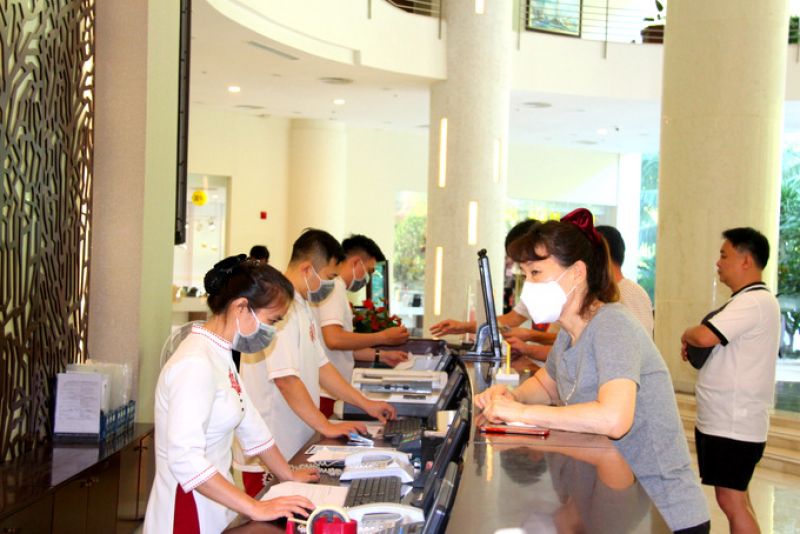 L&Agrave;M SAO ĐỂ AN TO&Agrave;N KHI Ở KH&Aacute;CH SẠN M&Ugrave;A COVID-19